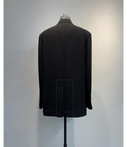 Achteraanzicht van een elegante zwarte damesblazer, met focus op de fijne pasvorm.