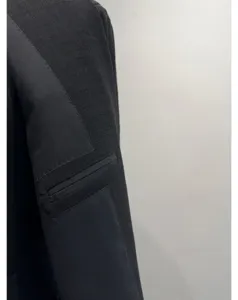 Gedetailleerd overzicht van de mouwzak en fijne stiksels van de dunne blazer.