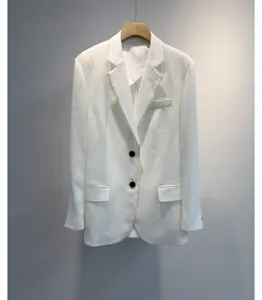 Gedetailleerd overzicht van de elegante witte zomerblazer met revers en zwarte knoppen.