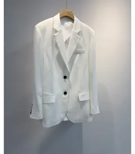 Elegante witte damesblazer met zwarte knopen, lichtgewicht ontwerp voor de zomer.