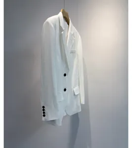 Witte lichte zomerblazer voor dames, elegante casual jas met opvallende zwarte knopen.