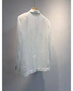 Gedetailleerd overzicht van de elegante witte zomerblazer, toont rugdesign en fijne stofstructuur.