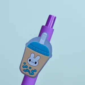 Detailansicht des lila Gelschreiber mit süßem Hasen Bubble Tea Motiv, idealer Schreibwarenbedarf.