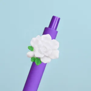 Lila Gelstift mit weisser Blume und gruenem Blatt Patch, schoenes Schreibwaren-Modell.