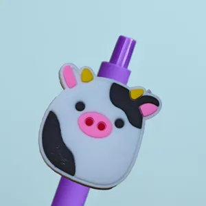 Gros plan sur le détail du stylo gel à topper en silicone animal mignon, corps violet.