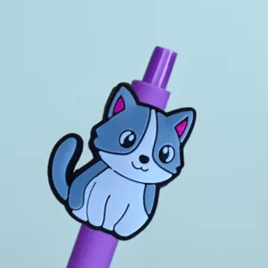 Primo piano dettagliato della parte superiore della penna gel gatto in silicone con fusto viola.