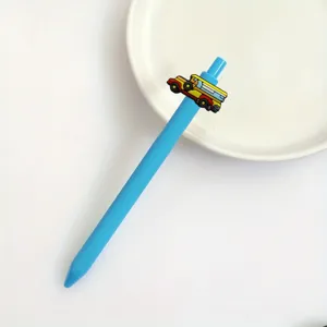 Süßer Cartoon Schulbus Gelstift Detail, blauer Schaft mit lustiger Autodekoration für Schule.