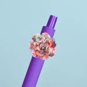 Nahaufnahme des bunten Harz Lotusblütenanhängers befestigt an einem violetten Stift.