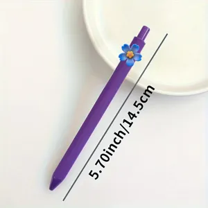 Lila Gelstift mit blauem Blumenanhänger, glattes Schreiben für Schule und Bürobedarf.