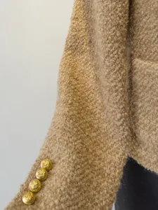 Elegante korte wollen tweed jas met prachtige goudkleurige knopen voor dames dit najaar.
