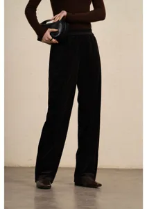 Detailed view of women's autumn corduroy wide-leg trousers, soft texture and elastic fit.