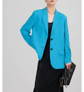 Gedetailleerd overzicht van felblauwe dames blazer jas, elegant revers ontwerp, zomerstijl.