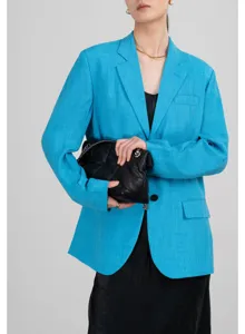 Close-up detail van een helderblauwe dames pak blazer jas mouw en revers textuur.