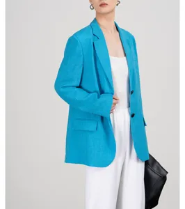 Gedetailleerd overzicht van de blauwe damesblazer met reverskraag en luchtige zomerstof.