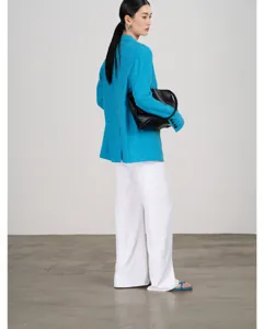 Gedetailleerd uitzicht blauwe zomerblazer, ademende dames kostuumjas van triacetaat.