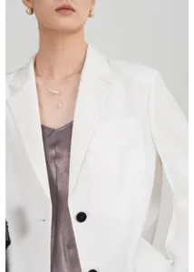Prachtig wit zomerblazer detail met revers en knoop, ademende triacetaat stof.