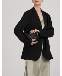Stijlvolle zwarte dames blazer voor de zomer, elegante zakelijke kantoor kleding en outfit.