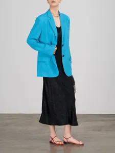 Dames helderblauwe blazer jas, lichte zomerse pak bovenkleding, elegante professionele stijl.