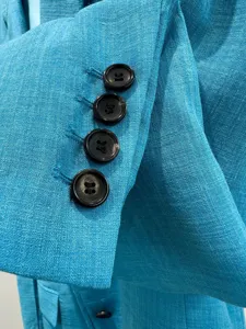 Blauwe zomer dames blazer manchet detail met zwarte knopen, lichtgewicht en ademende stof.