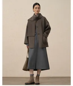 Manteau élégant femme en laine et cachemire avec écharpe pour l'hiver et l'automne mode.