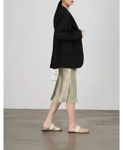 Zijdeglanzende acetaat-satijnen midirok met elegante val en comfortabele tailleband.