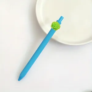Nahaufnahme des leuchtend blauen Gelschreibers mit einem niedlichen grünen Harzblumenmotiv.