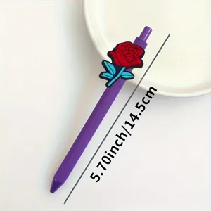 Nahaufnahme des lila Gelstifts mit süßem 3D-roten Rosen-Patch und angezeigten Maßangaben.