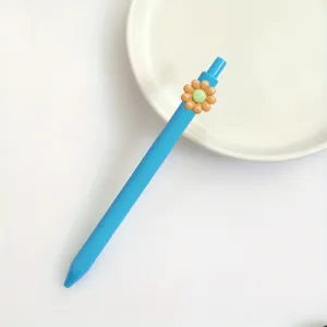 Süßer blauer Gelstift mit farbigem Harzblumen-Patch, praktisches Schreibwerkzeug für den Alltag.