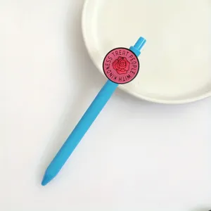 Blauer Gelstift mit rosa Rosen-Aufnäher, niedlicher Tintenschreiber für Büro, Schule und Geschenk.