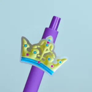 Lila Gelstift mit süßem 3D Kronen Anhänger Detailaufnahme für Schüler zum täglichen Schreiben