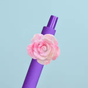 Nahaufnahme Detail eines lila Gelstifts verziert mit einer rosa Harz Rosenblüte Blume.