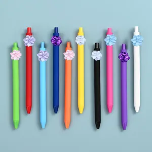 Buntes Gelschreiber Set mit süßen Blumen Aufnähern für Schule und Büro Schreibwaren Details.