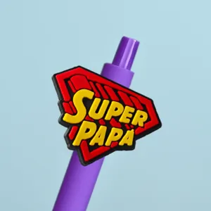 Nahaufnahme des niedlichen lila Gelschreiber mit kreativem Super Papa Gummianhänger Detailansicht.