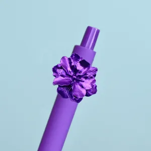 Lila Tintenroller mit metallischer Kamelienblüte, schicke Schreibware für Büro und Schule.