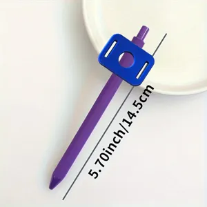 Vista detallada del bolígrafo de gel morado con parche decorativo azul para la escuela y oficina.