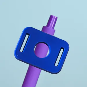 Primer plano detallado de un bolígrafo de gel colorido con parche de hebilla de plástico, papelería.