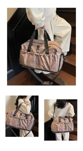 Spaziosa borsa da viaggio con tracolla e tasca frontale per palestra e fine settimana.