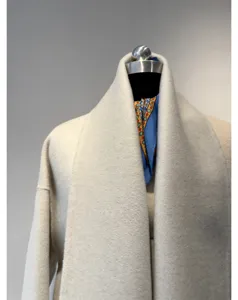 Vue détaillée d'un manteau double-face en cachemire haut de gamme avec écharpe.
