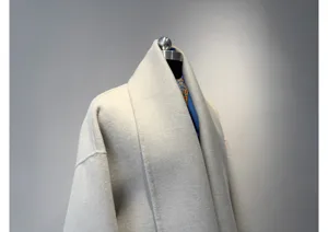 Élégant manteau portefeuille en cachemire avec col écharpe pour femme mode hiver chic.