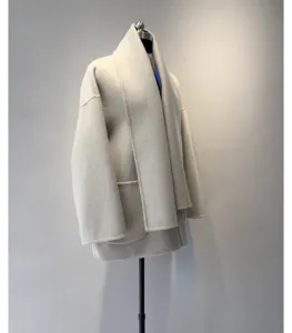 Manteau en cachemire de laine double face avec détail d'écharpe pour la mode d'hiver.