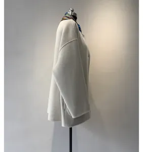 Manteau élégant en laine et cachemire pour femme avec écharpe pour automne hiver.
