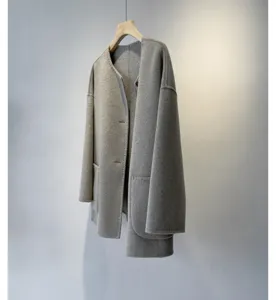 Elegant manteau en laine grise pour femme, design col en V minimaliste, automne.