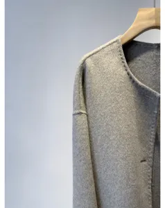 Vue de detail manteau laine cachemire femme, tissu laine double face, gris elegant.