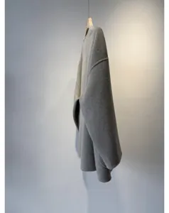 Gros plan sur la texture du manteau en laine cachemire grise, vêtement d'hiver drapé.