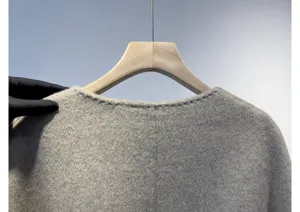 Detail col manteau laine cachemire gris, gros plan tissu texture douce, style hiver elegant