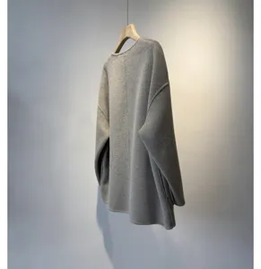 Vue détaillée manteau cachemire laine gris femme, style vestimentaire hivernal élégant.