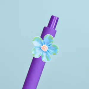 Nahaufnahme des violetten Gelschreibers mit süßer blauer fünfblättriger Blumendekoration.