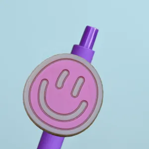 Niedlicher Smiley Gelstift mit lila Körper für tägliches Schreiben und Schulbedarf.