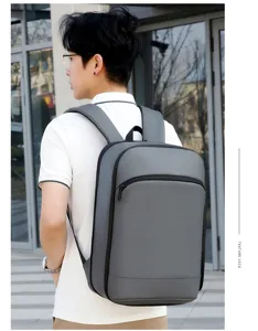 Mochila gris para portatil de negocios, vista detallada que muestra el diseno elegante.