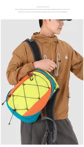 Vista detallada de la colorida mochila deportiva para exteriores de doble piso usada.